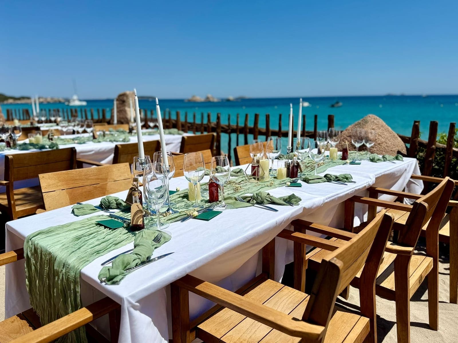 Tablée d'événement dressée face à la mer de Palombaggia, au Petit Chose